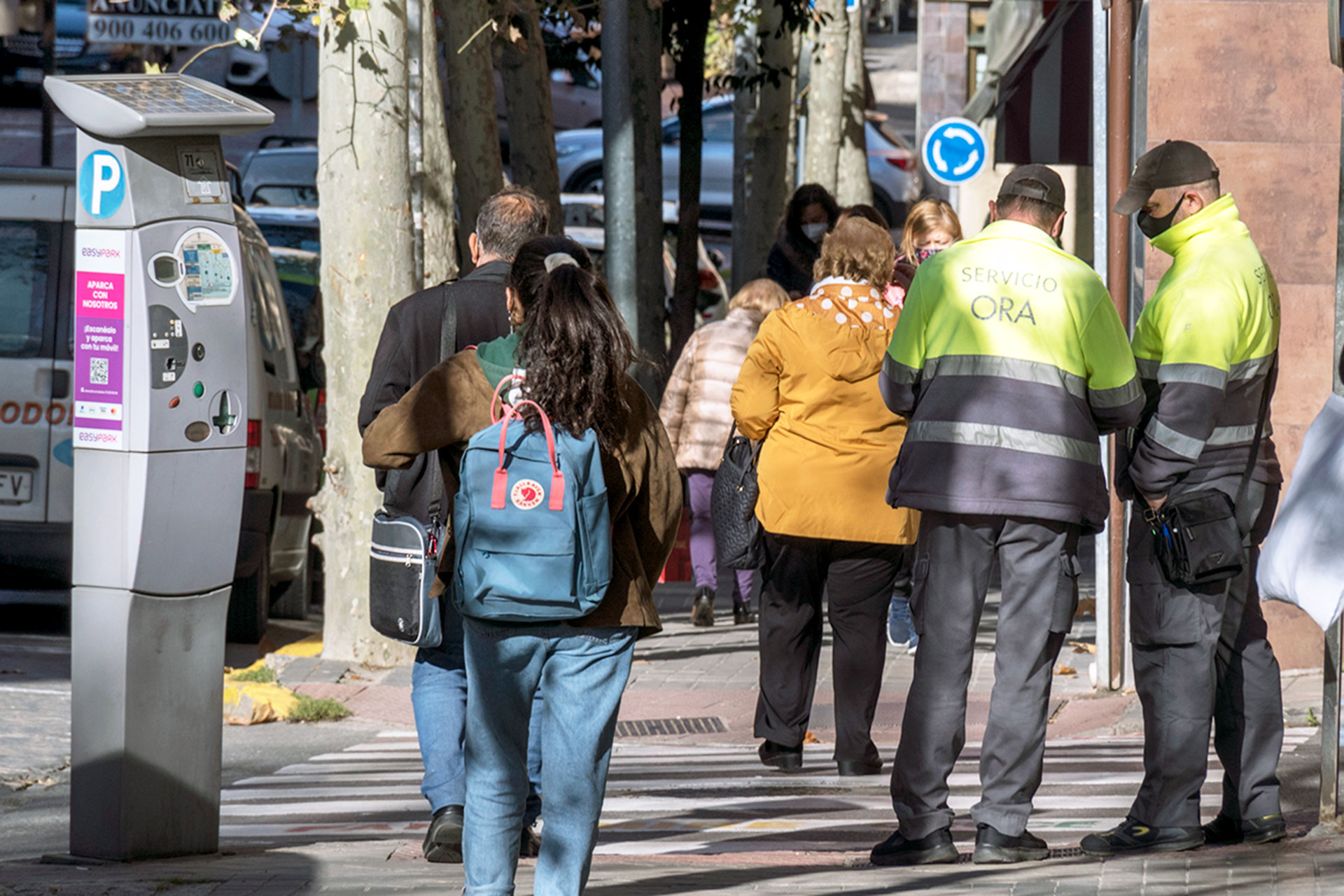 Dos controladores del aparcamiento en las zonas reguladas. / Kamarero