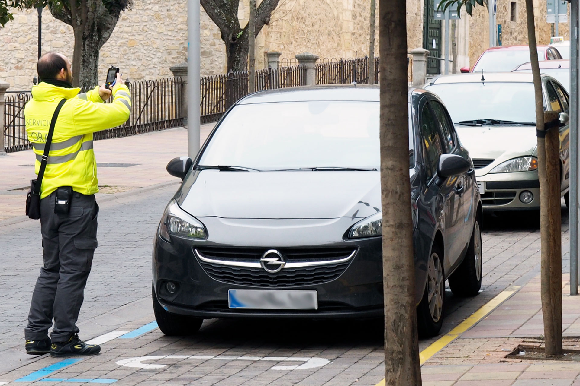 Un controlador del servicio de vigilancia de las zonas ORA de la ciudad. / Kamarero