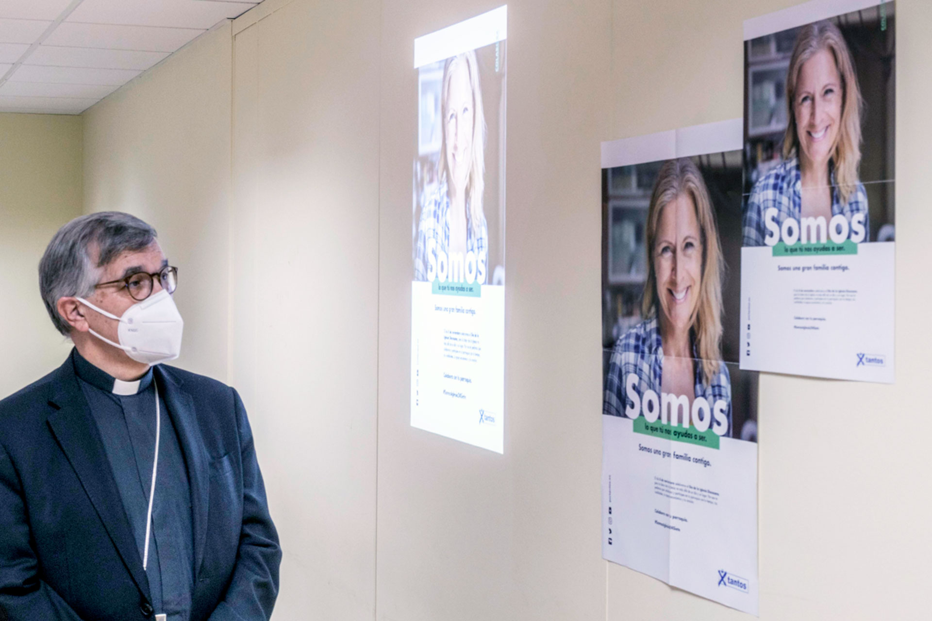 El obispo César Franco ovserva el cartel anunciador de la campaña del Dia de la Iglesia Diocesana. / KAMARERO