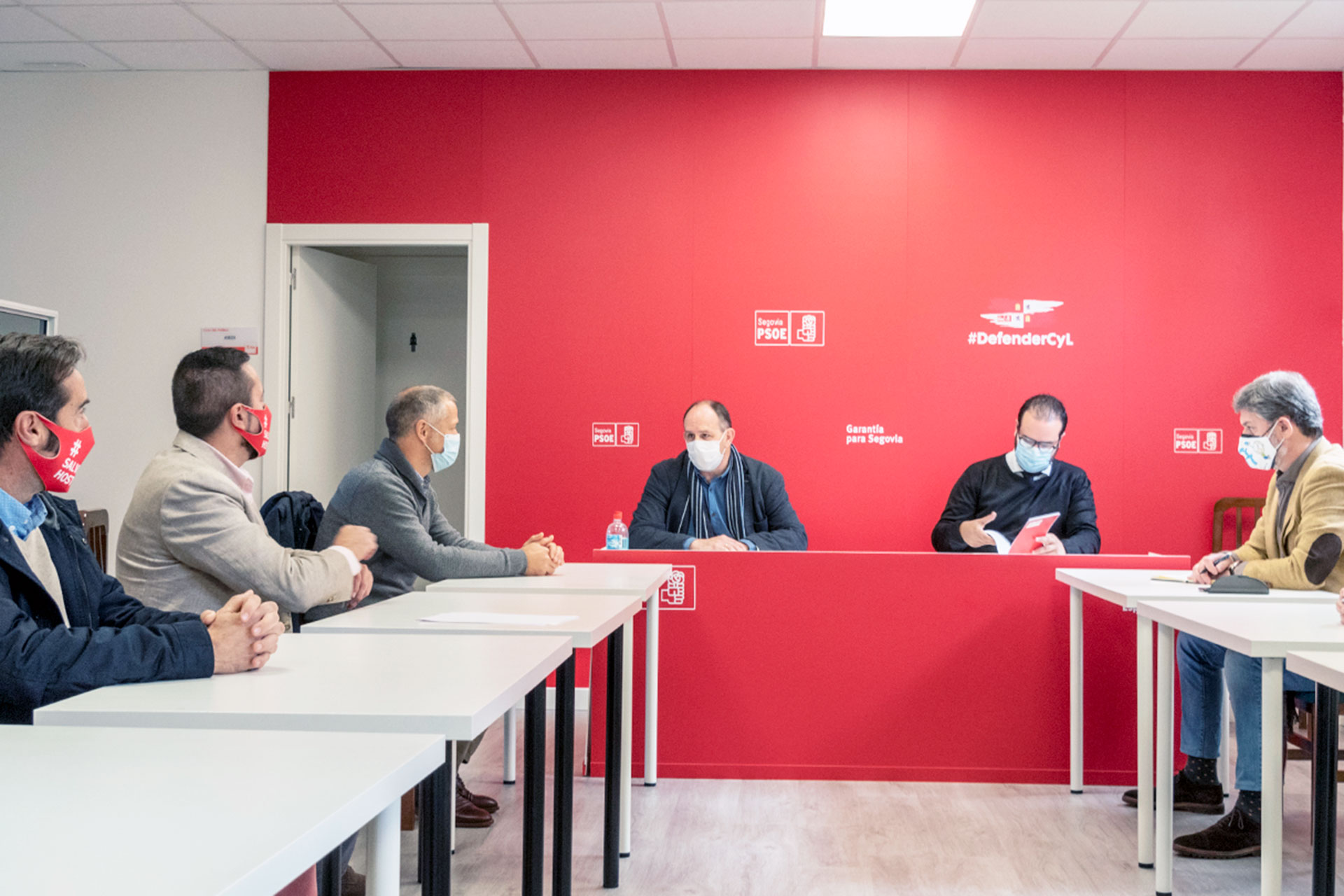 Hosteleros y parlamentarios socialistas pusieron en común sus propuestas en la reunión. / KAMARERO