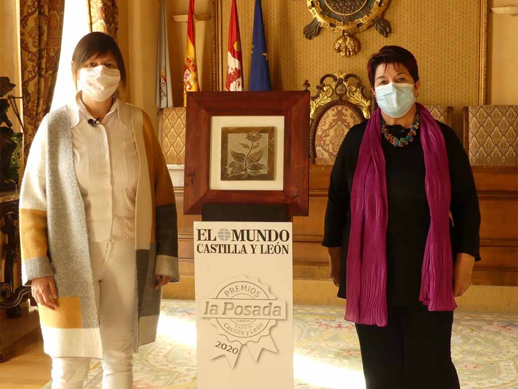La alcaldesa de Segovia, Clara Luquero, y la concejala de Cultura y Turismo, Gina Aguiar, con el premio. / EL ADELANTADO