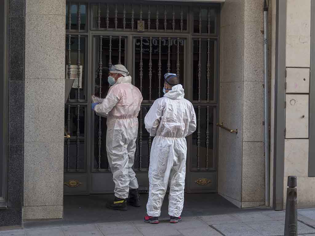 Dos sanitarios atienden a un paciente a domicilio. / KAMARERO