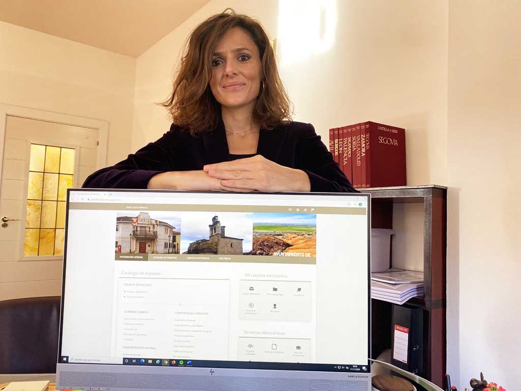 Nuevos talleres de formación electrónica para ayuntamientos 1 La diputada de Asistencia a Municipios, Sara Dueñas, promociona los talleres de formación. / EL ADELANTADO