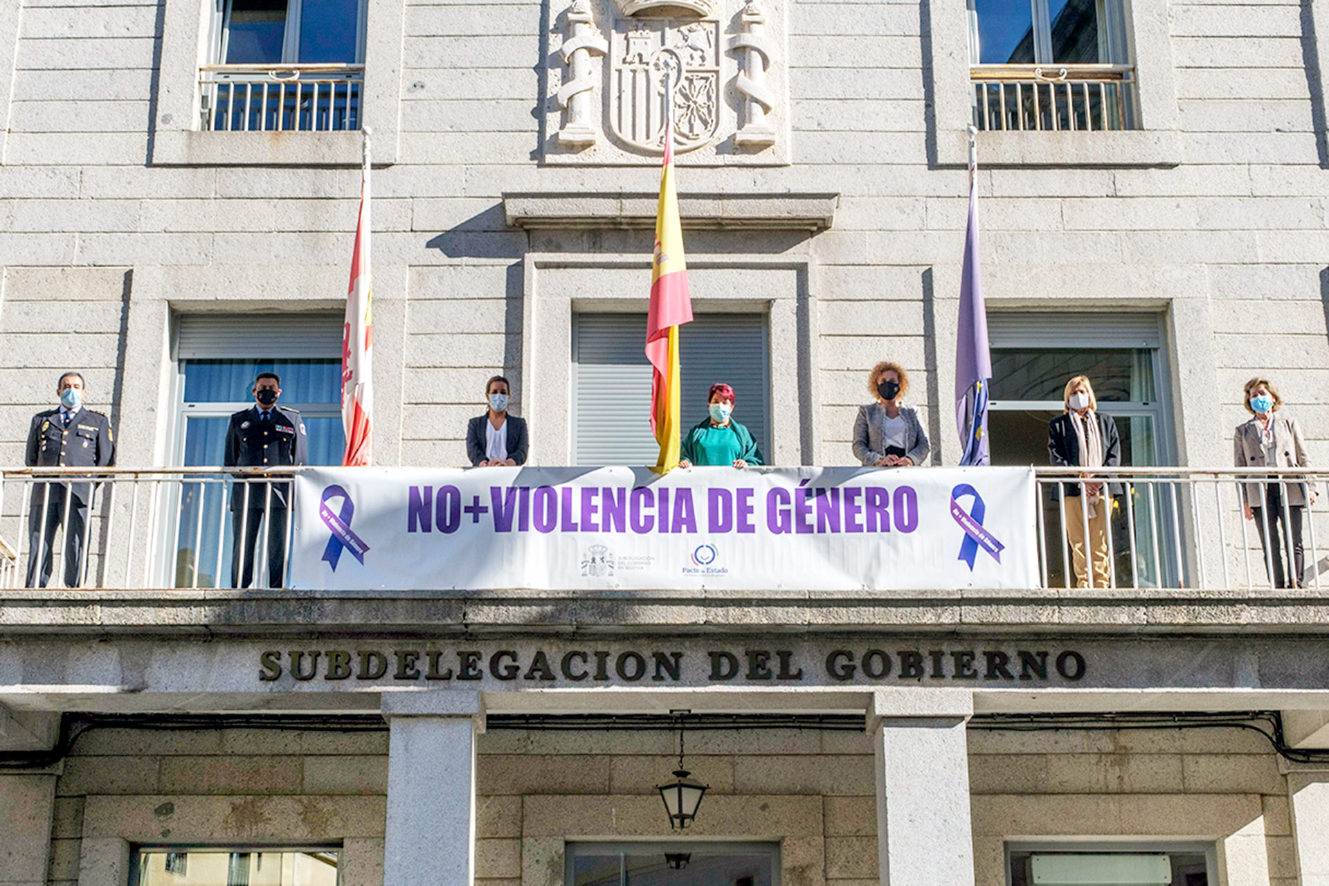 El confinamiento motivó el descenso de denuncias por violencia de género 1 Autoridades y responsables policiales que han participado en el acto de firma del protocolo de colaboración. / Kamarero