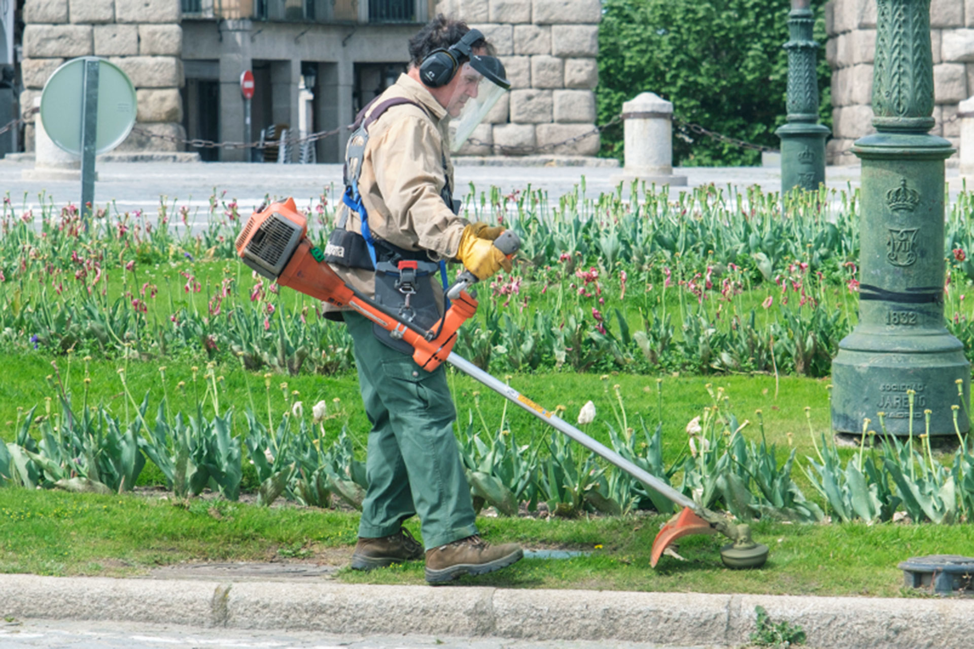 Empleado de mantenimiento de zonas verdes de la capital segoviana. / KAMARERO