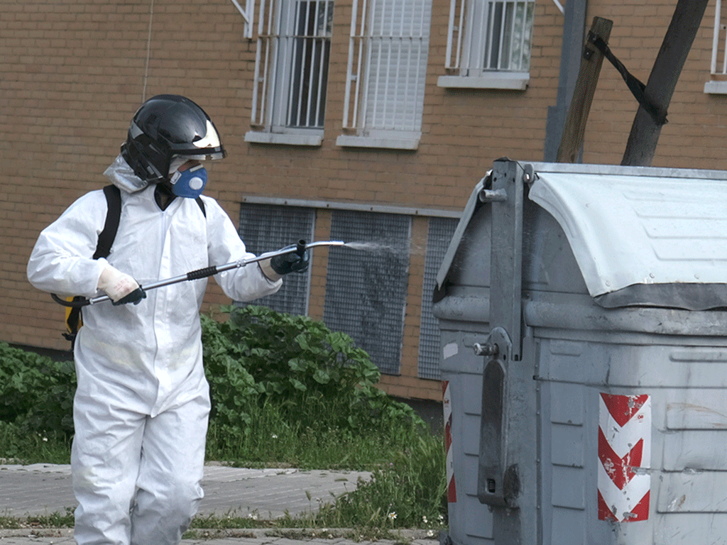 Un operario desinfecta los cubos de basura. / KAMARERO