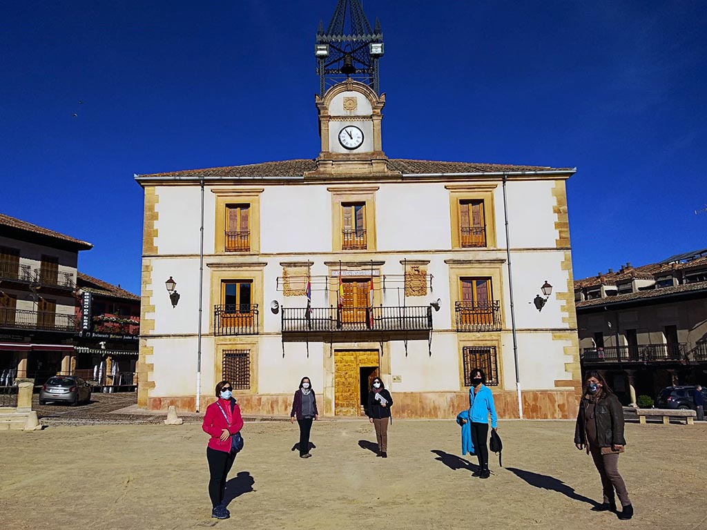 Participantes del ciclo ‘Viajero, yo te enseñaré Segovia’ en la Plaza Mayor de Riaza. / E.A