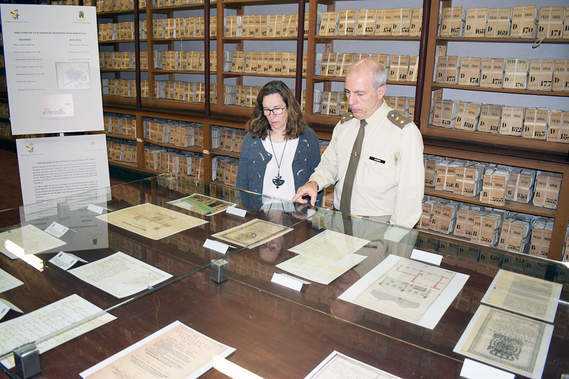El Archivo Militar ofrece una muestra sobre la Real Academia de Matemáticas 1 El director del Archivo con la comisaria de la exposición. / E.A