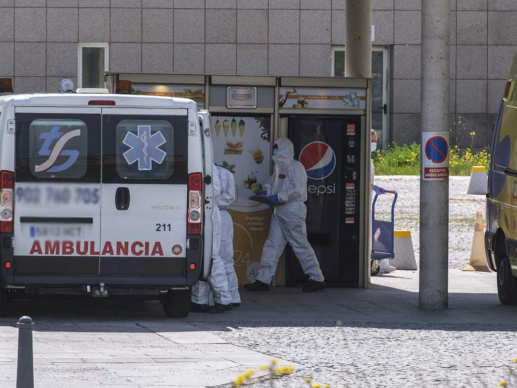 Los servicios sanitarios del Hospital General de Segovia, pendientes de un paciente en una ambulancia. / KAMARERO
