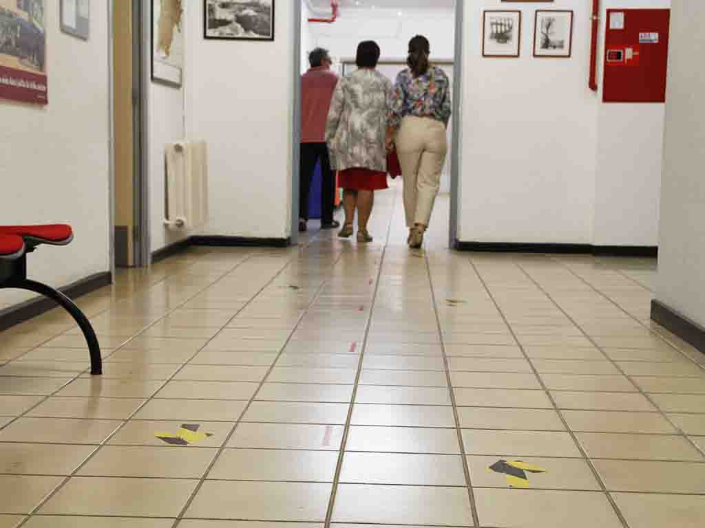 En cuarentena 16 aulas de la provincia 1 Pasillo del Colegio Peñascal de Segovia. / NEREA LLORENTE