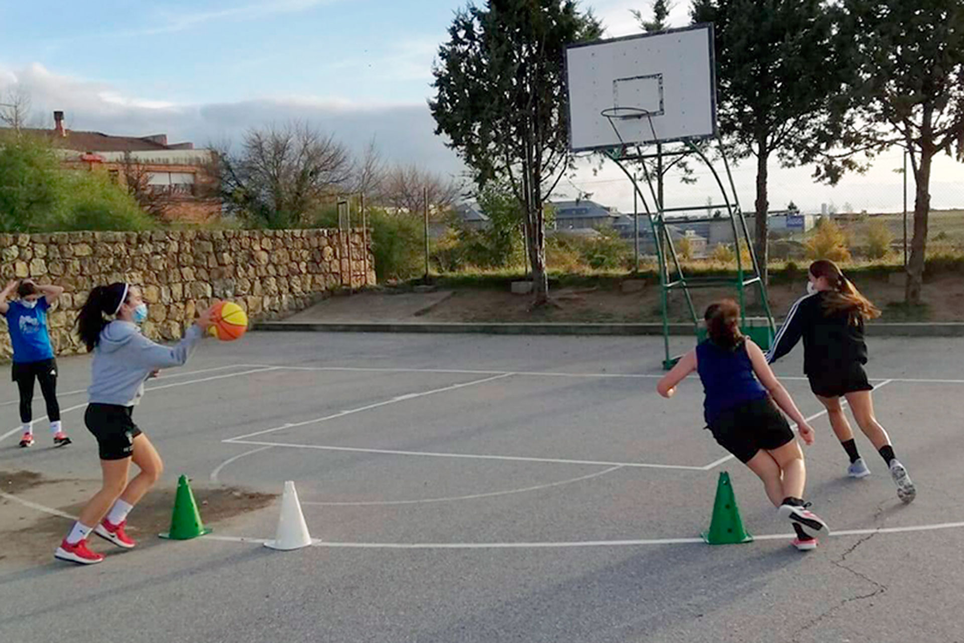 Jugadoras del CD Base, entrenando en el colegio Maristas./ CD BASE
