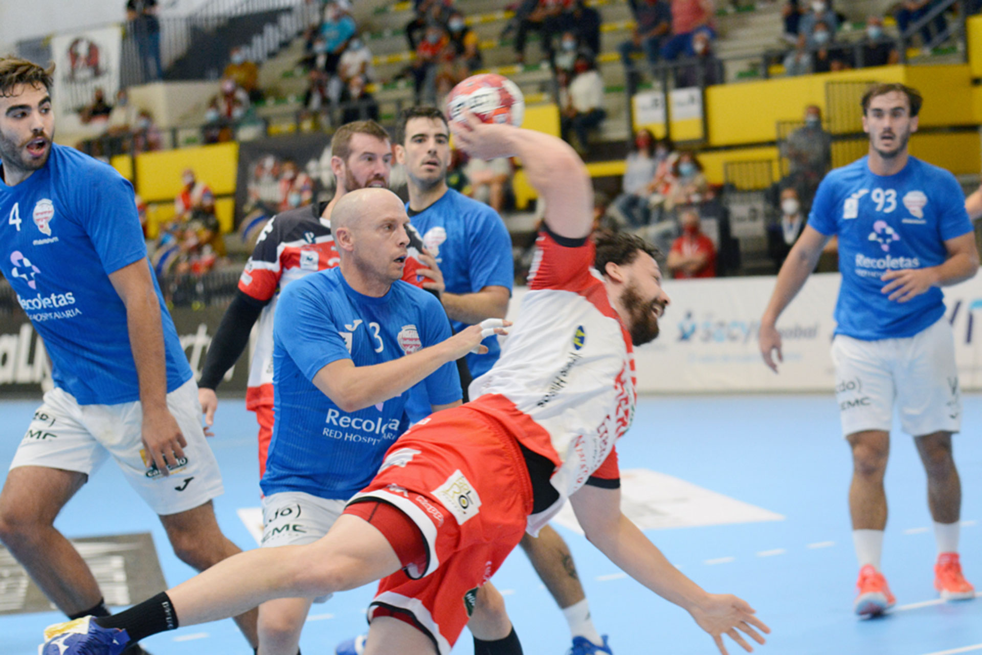 Andrés Alonso lanza a portería en una acción del partido que el Viveros Herol ganó al Atlético Valladolid. / AMADOR MARUGÁN