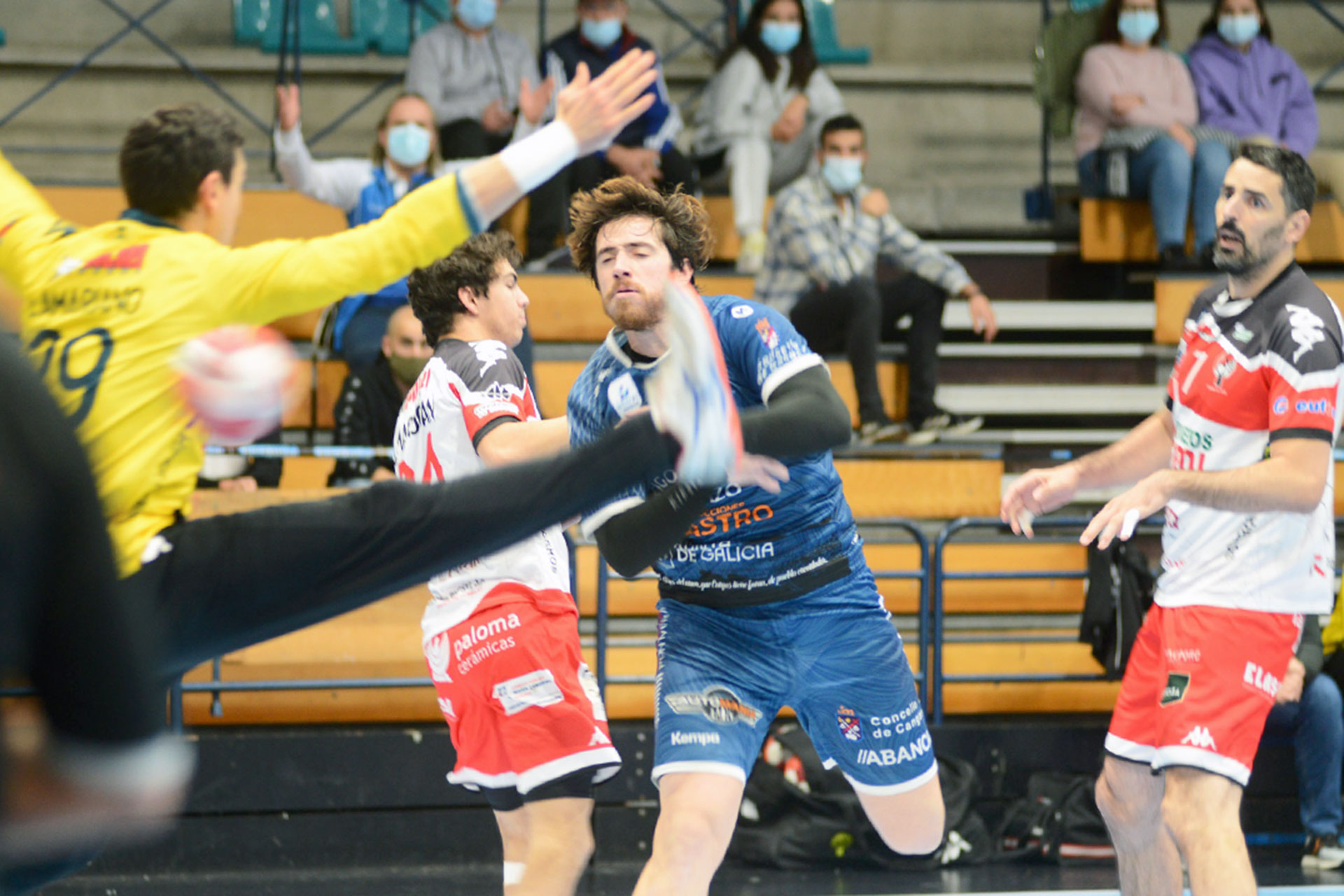 Un lanzamiento del cuadro local supera el intento de parada de Yeray Lamariano. / GONZALO NÚÑEZ