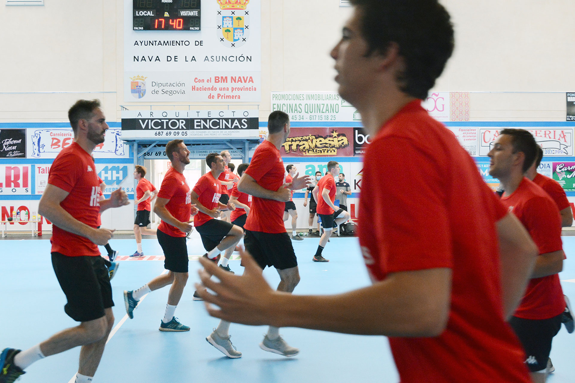 Los jugadores del Viveros Herol Nava, en uno de los entrenamientos del equipo en el municipal navero./ AMADOR MARUGÁN