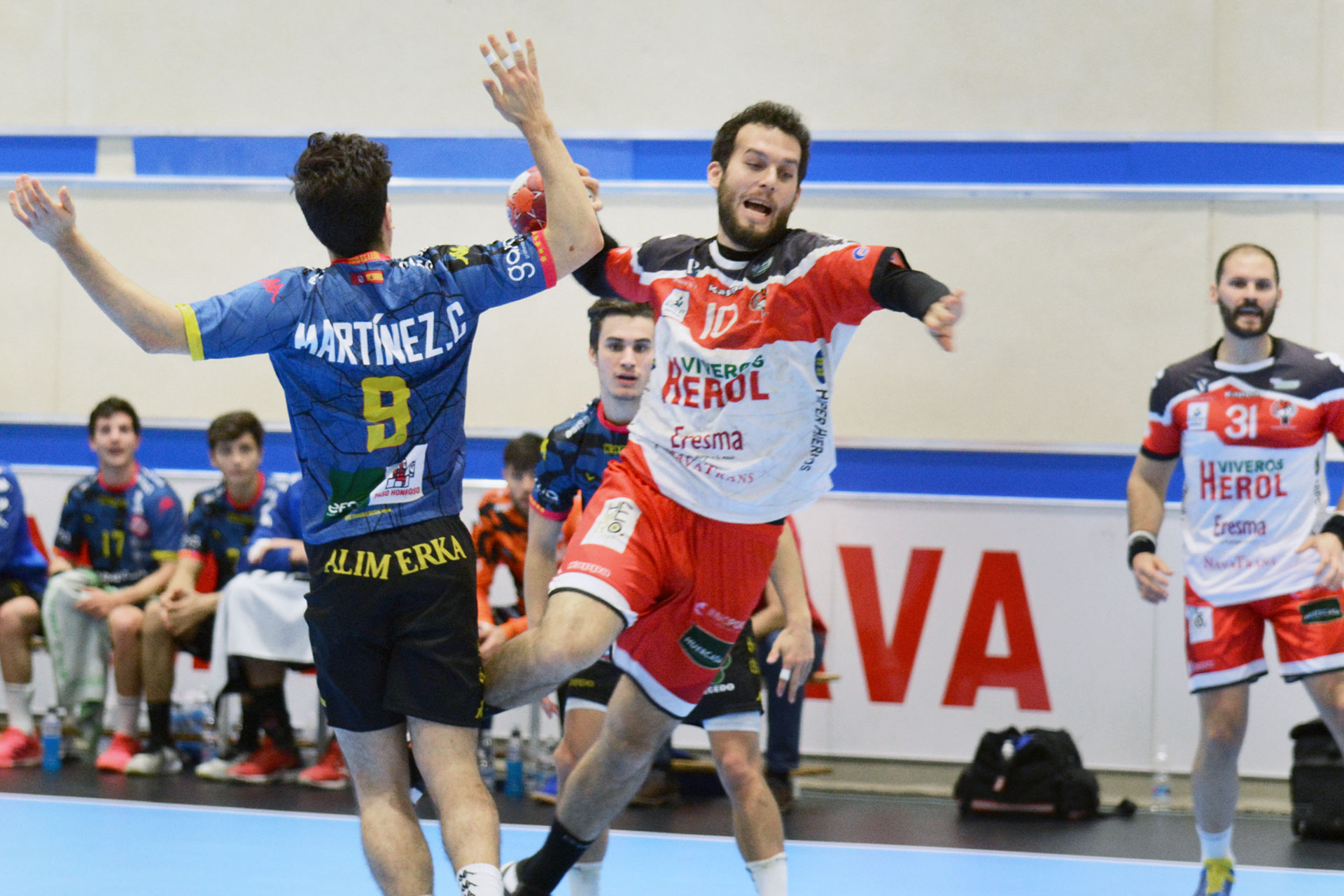 Darío Ajo consigue lanzar desde los seis metros en un momento del encuentro frente al Ademar./ AMADOR MARUGÁN