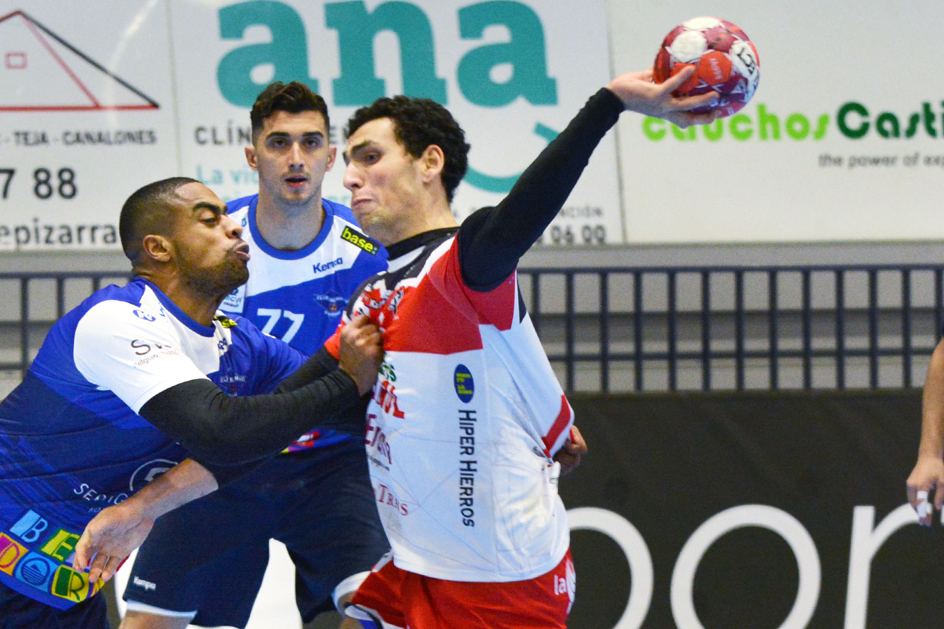 Celebración, exclusión y derrota 1 Rivero trata de evitar un lanzamiento de Andrés Moyano ante la mirada de Rodrigo Pérez Arce en la pista de Nava de la Asunción. / AMADOR MARUGÁN