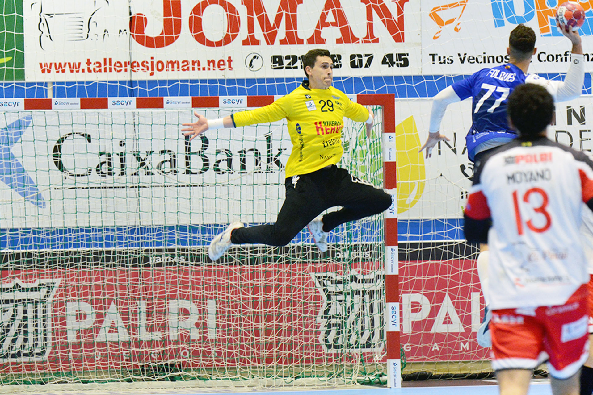 El guardameta Yeray Lamariano, durante un partido con el Balonmano Nava. / AMADOR MARUGÁN