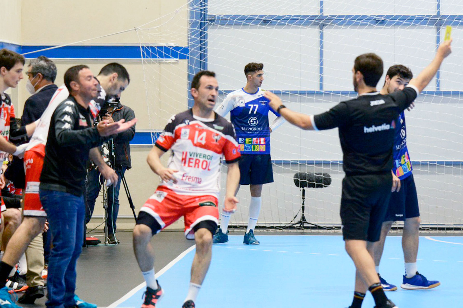 El árbitro muestra una tarjeta al banquillo local, mientras el delegado federativo (izq.) se dirige a un jugador./ AMADOR MARUGÁN