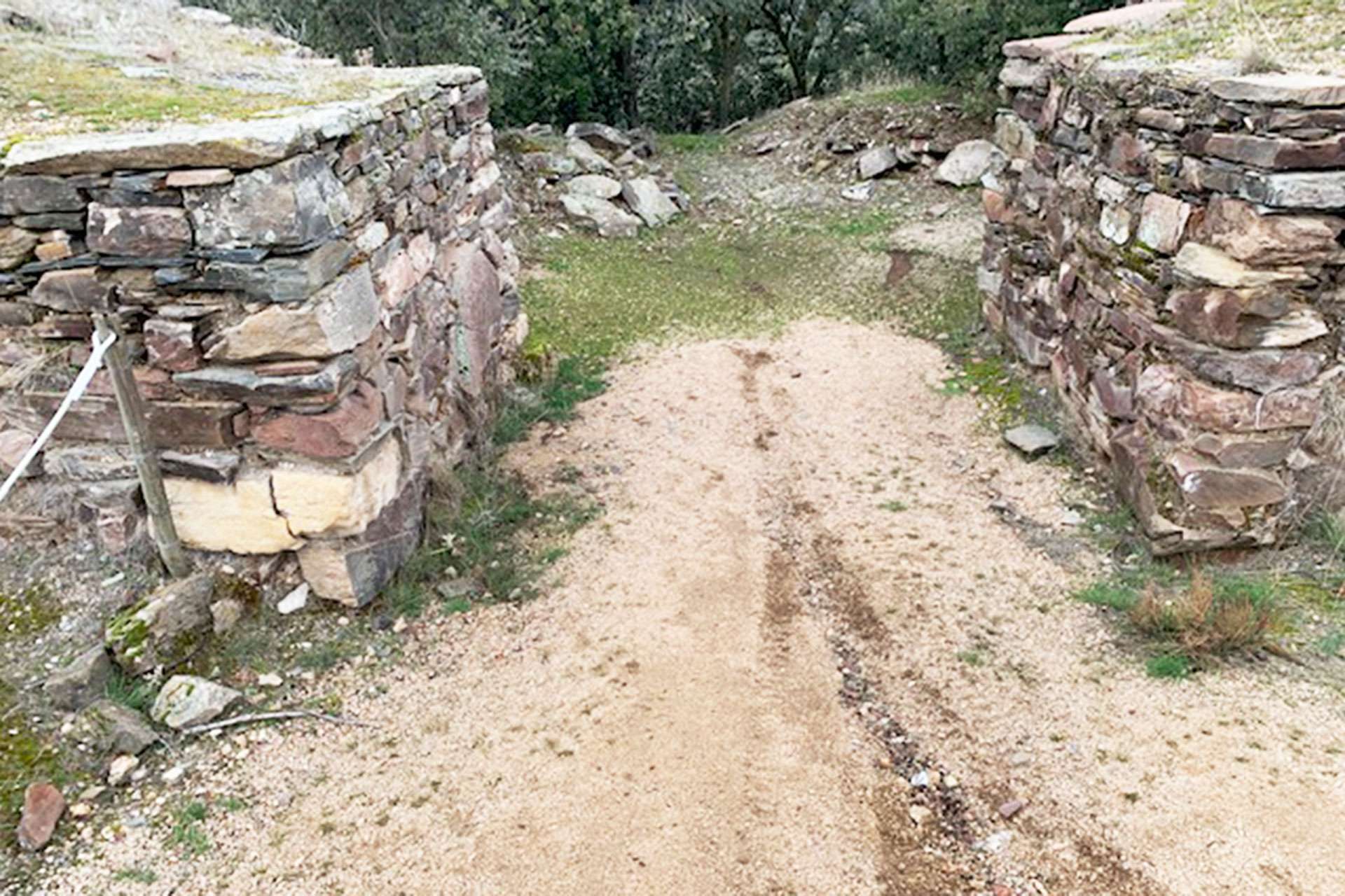 Las motos circulan muy cerca de las murallas del Cerro. /E.A.