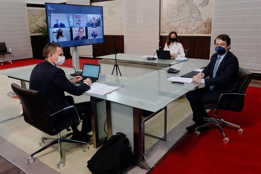 El presidente de la Junta de Castilla y León, Alfonso Fernández Mañueco (d), preside la reunión del Consejo del Diálogo Social celebrada esta mañana de forma telemática. EFE/Nacho Gallego