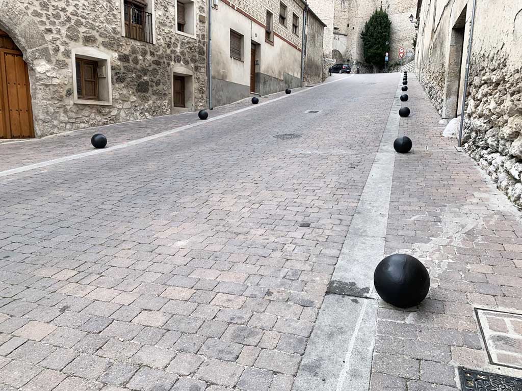 Los bolardos instalados en ambos márgenes de Duque de la Alburquerque limitan el aparcamiento. / C.N