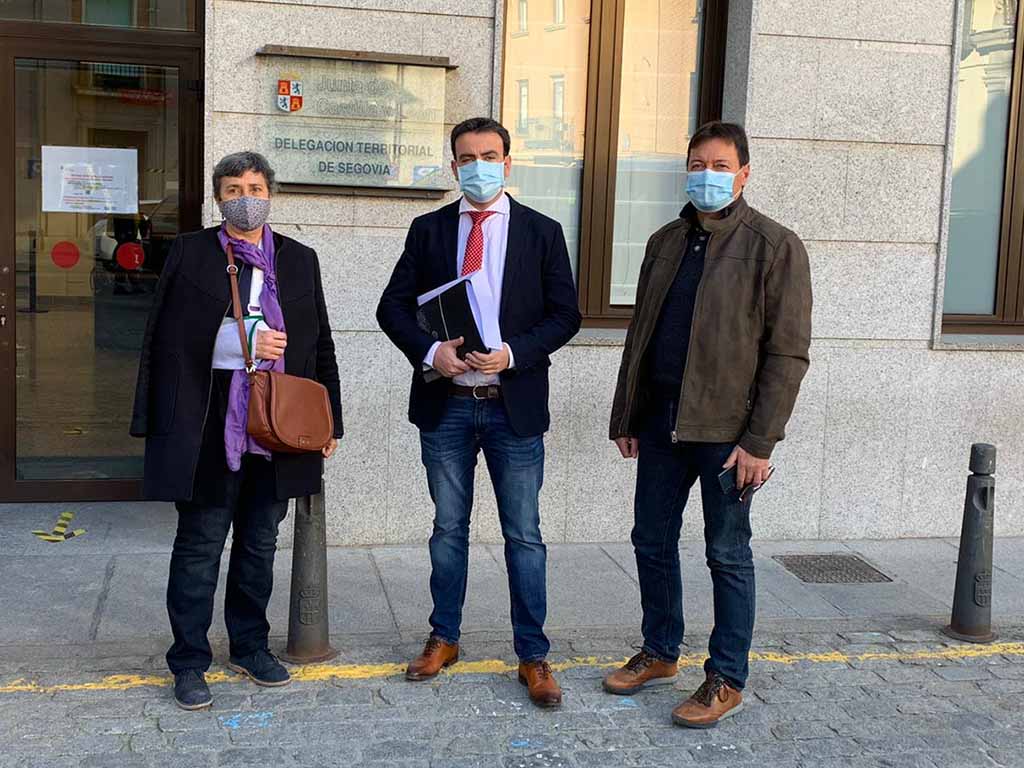 El alcalde de Cuéllar, Carlos Fraile, entrega las firmas. / EL ADELANTADO