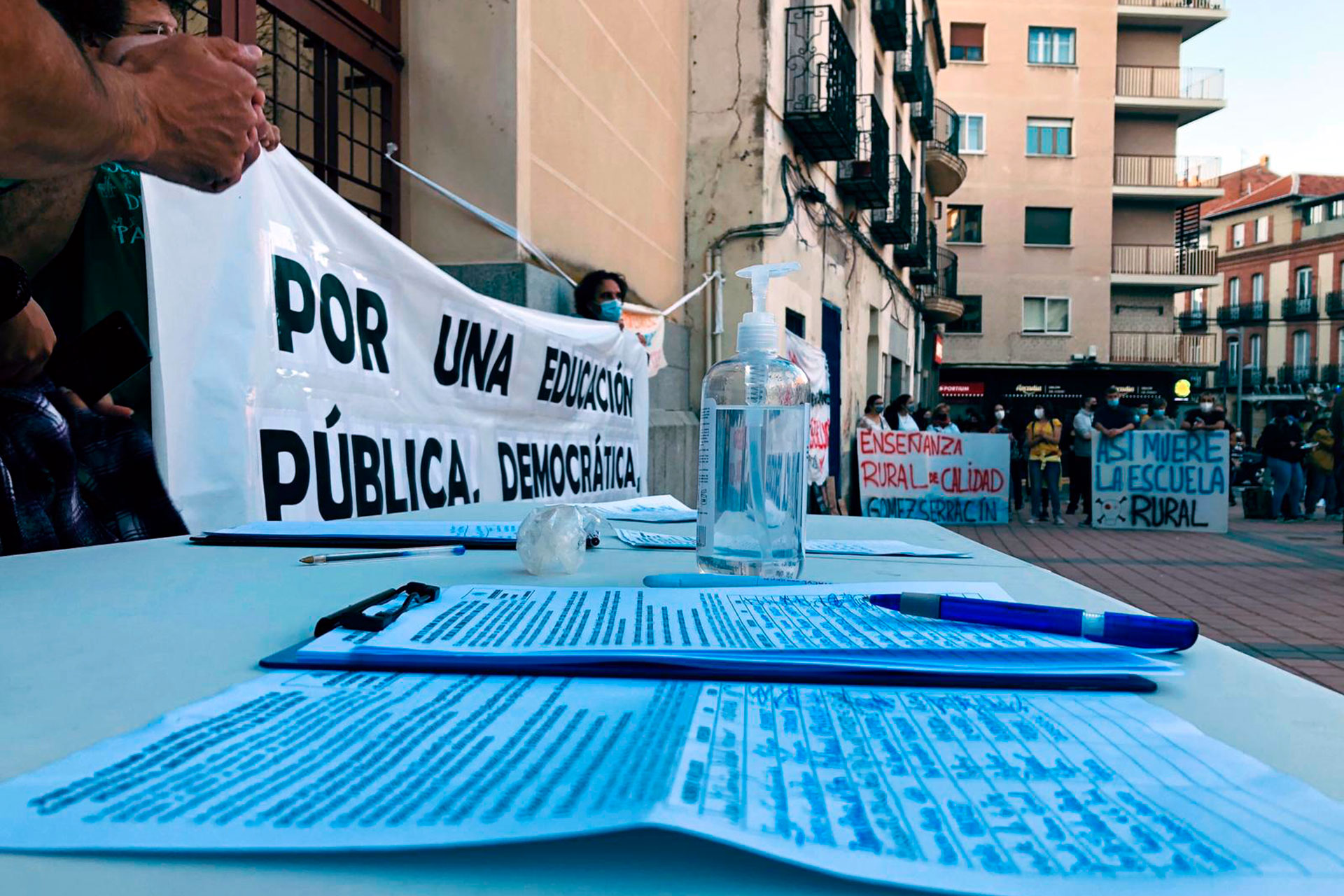 La entrega de firmas, en la Delegación Provincial. / E.A