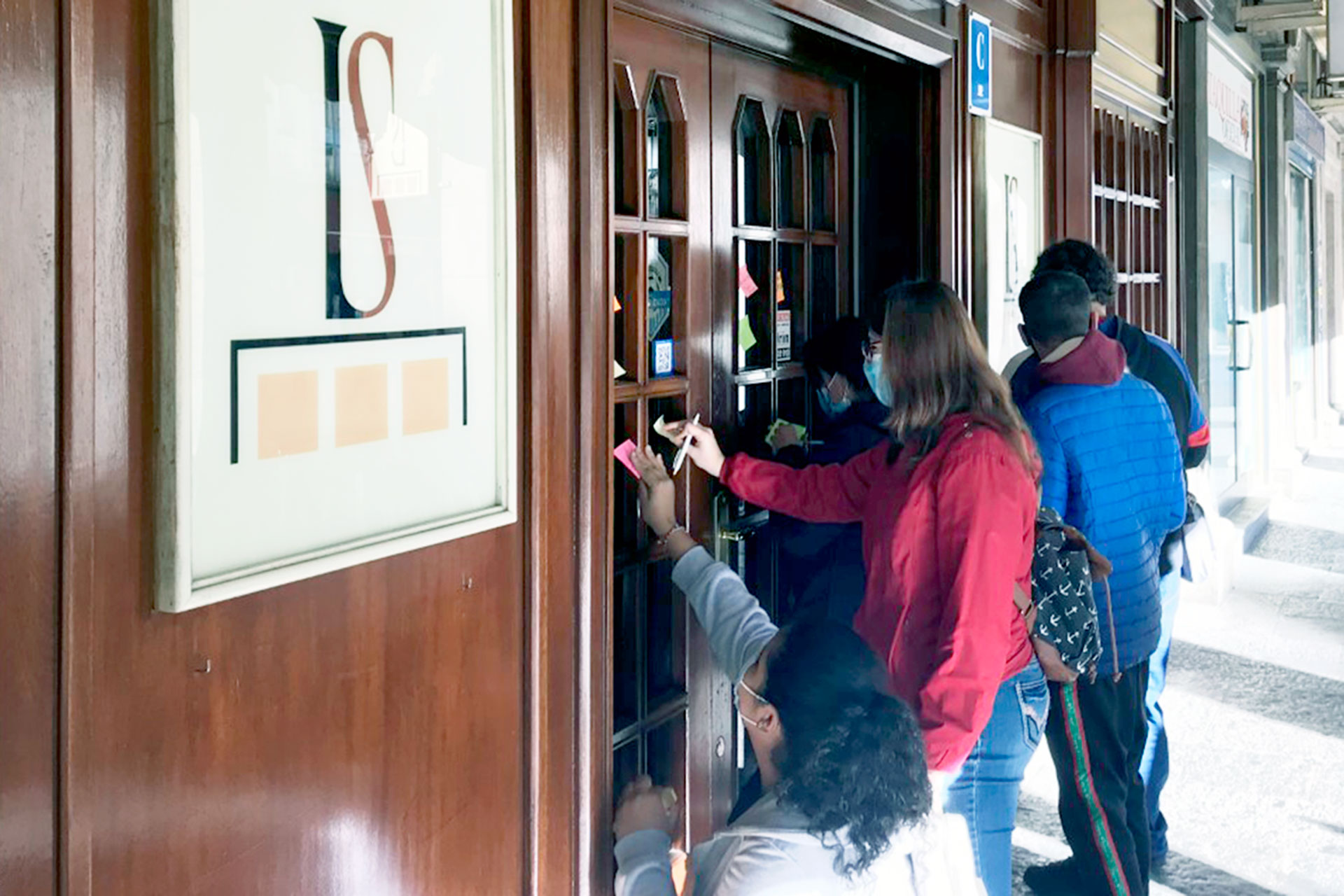 Los alumnos del centro ‘Felipe VI’ se repartieron para llegar a todos los negocios de la capital. / E.A