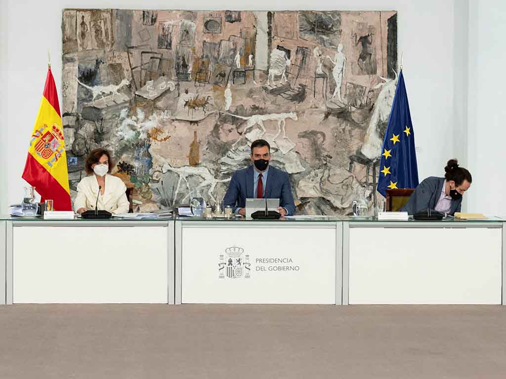 El jefe del Ejecutivo, Pedro Sánchez (c), acompañado de las vicepresidentas Nadia Calviño (i), Carmen Calvo (2i), Teresa Ribera (d), y Pablo Iglesias (2d), durante la reunión del Consejo de Ministros. EFE/Borja Puig de la Bellacasa