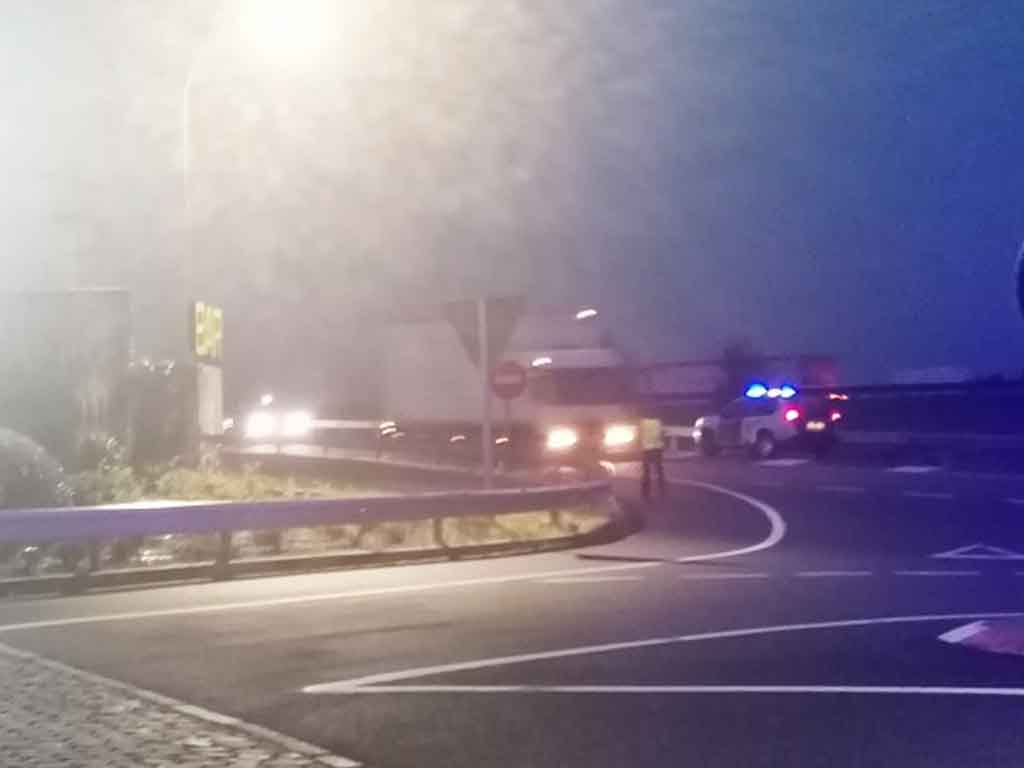 Control de la Guardia Civil en la vía de servicio próxima al área Mirasierra de Santo Tomé del Puerto. / EL ADELANTADO