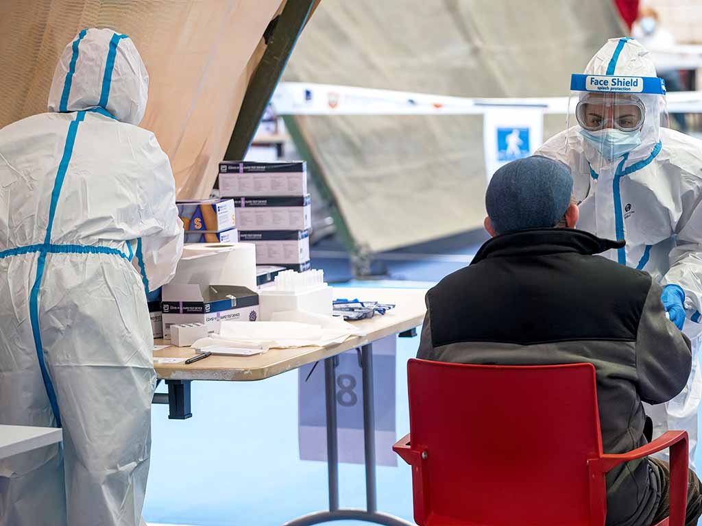 Almazán registra ocho casos de la variante Ómicron 1 Una persona se somete a las pruebas durante un cribado masivo para detectar casos de coronavirus. / EFE-SANTI OTERO