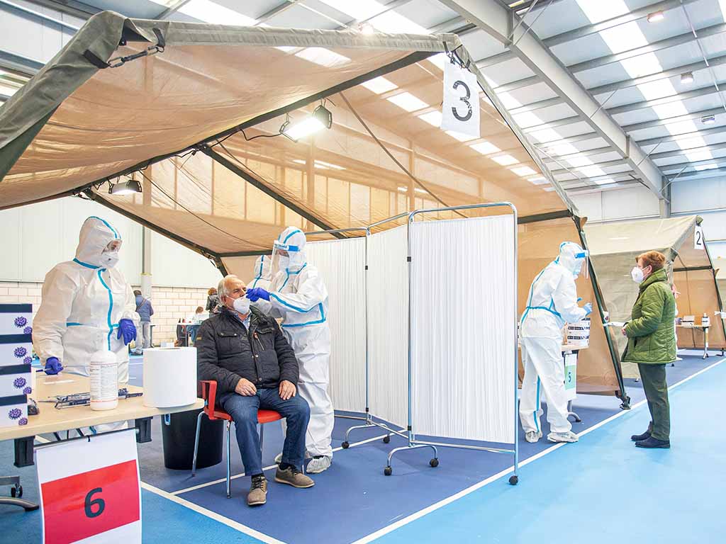 Varias personas se someten a las pruebas durante el test masivo de antígenos en Burgos este sábado para detectar casos de coronavirus. EFE/Santi Otero