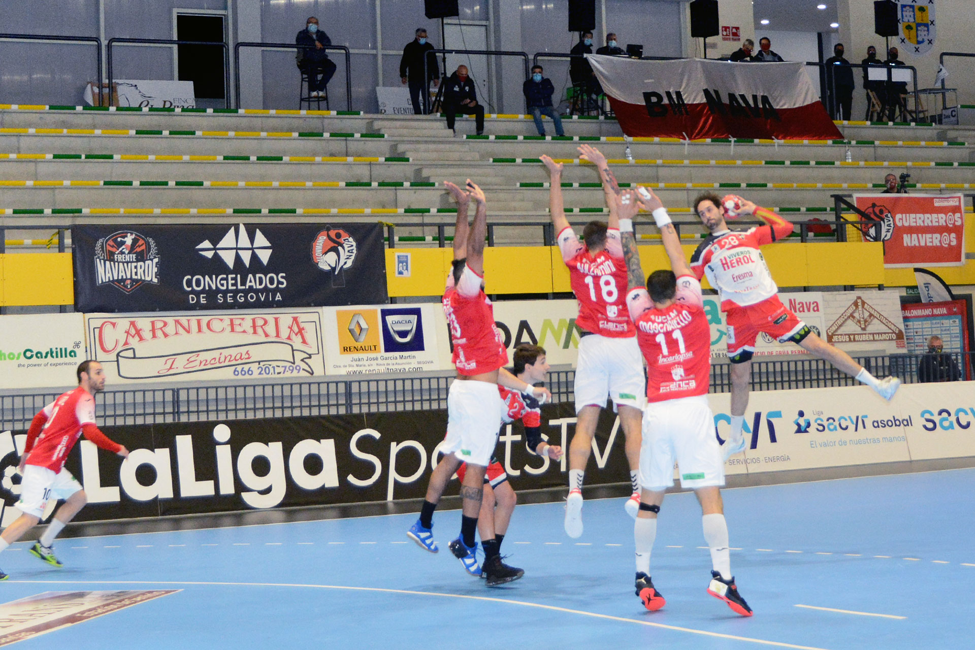 Jorge da Silva se eleva desde los nueve metros buscando superar a la defensa rival en una acción de la primera parte del encuentro./ AMADOR MARUGÁN