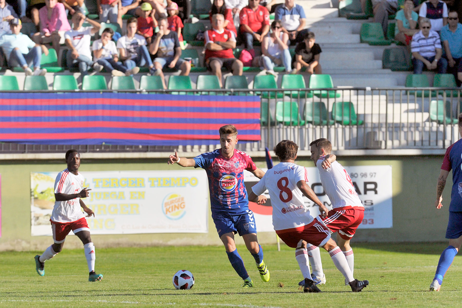 Aficionados en la grada de La Albuera presenciando uno de los últimos clásicos entre Segoviana y Ávila./ KAMARERO