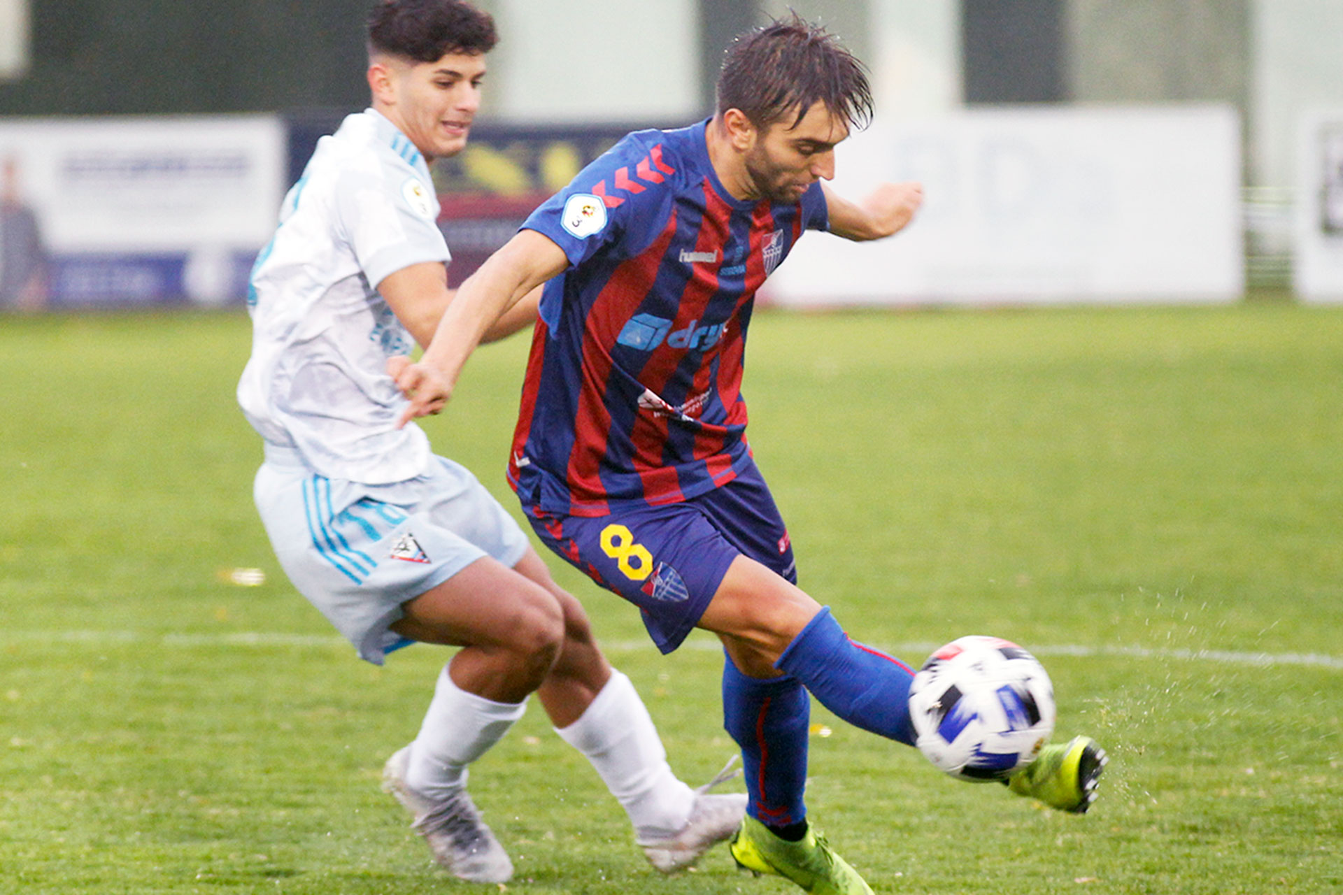 Álex Conde supera a un jugador del Mirandés B durante el último partido jugado en La Albuera. / NEREA LLORENTE
