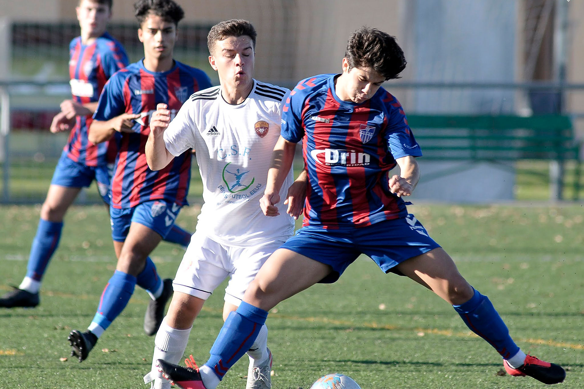 Mario trata de proteger el balón durante el partido ante el Isoba. / J.M.-G.SEGOVIANA