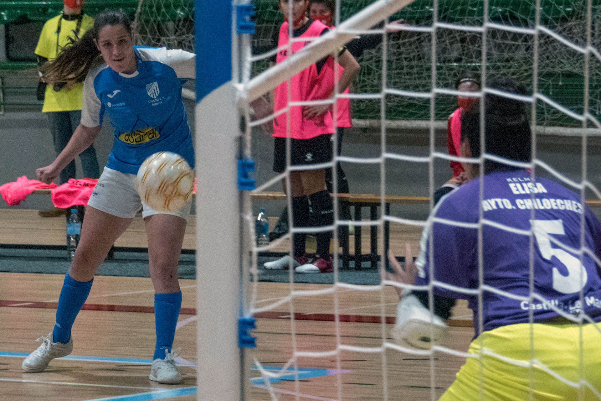 Marta chuta con la izquierda ante la portera Elisa en una acción de la primera parte del encuentro. / KAMARERO