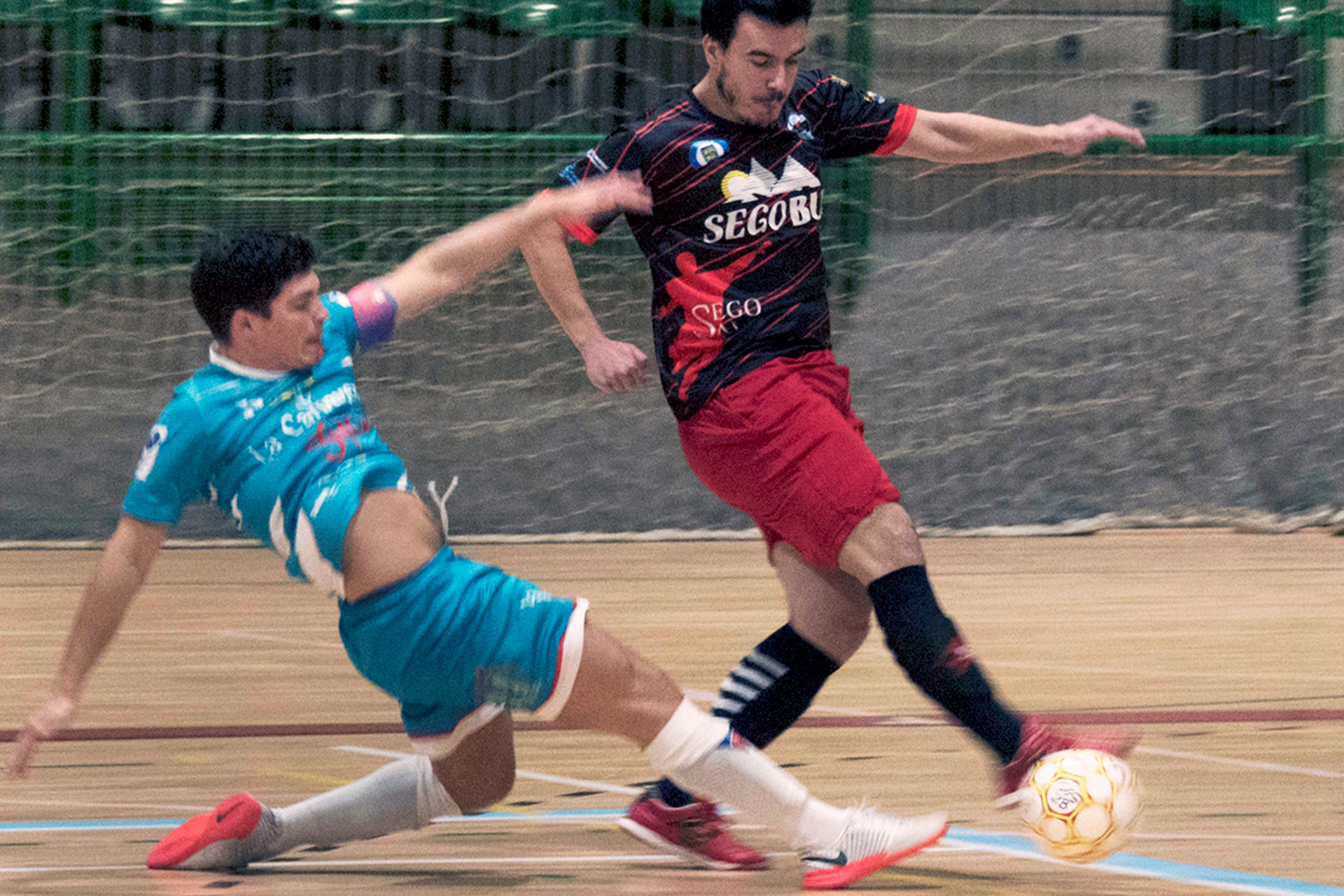 Edu controla el balón ante la entrada de un rival. / KAMARERO