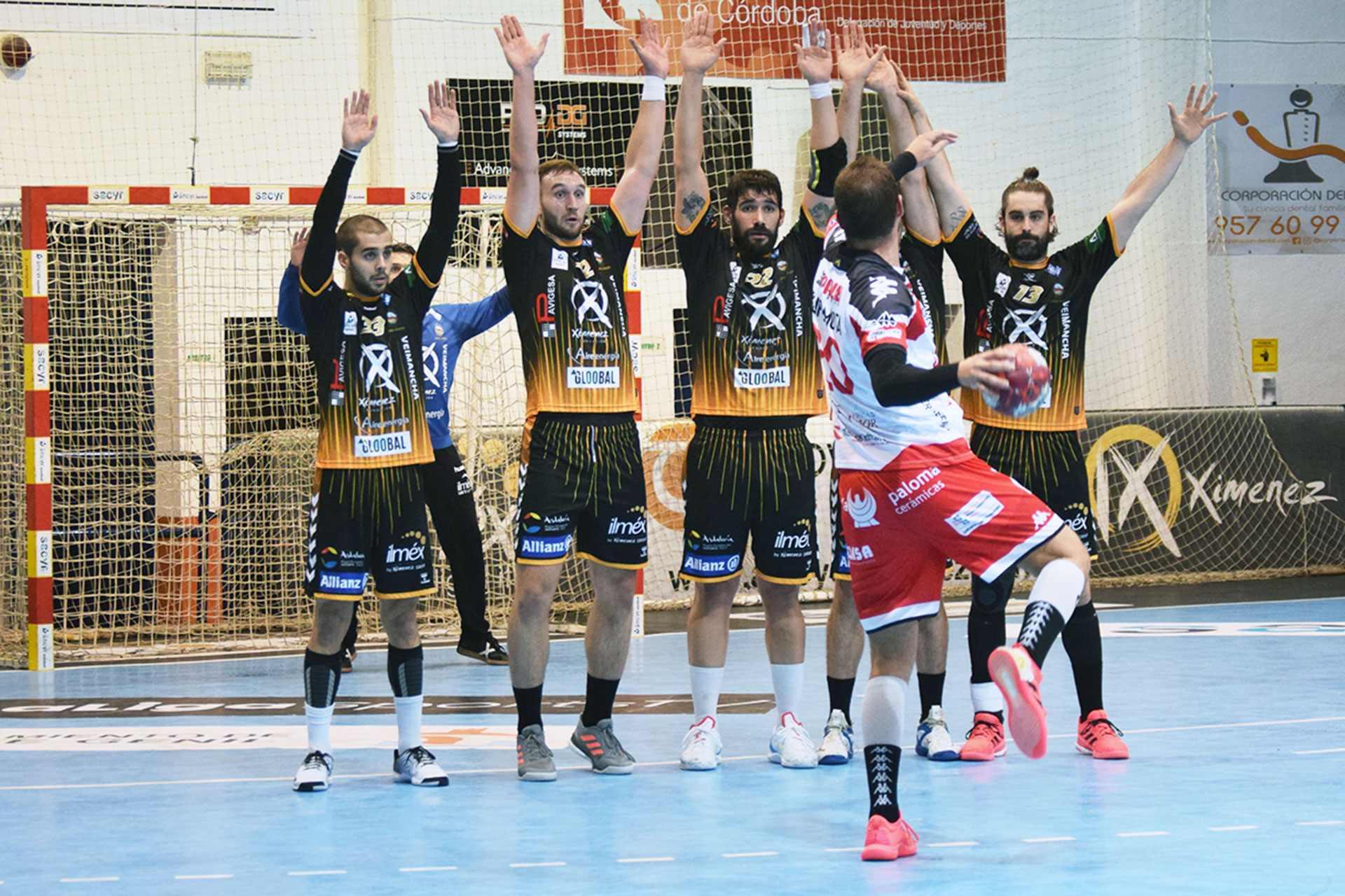 Filipe Mota intenta el lanzamiento en la última acción del primer tiempo del partido ante Puente Genil./ ESTEFANÍA HERNÁNDEZ