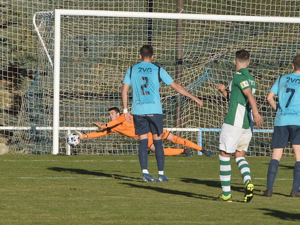 Loren se estira para desviar el balón en una acción ofensiva de la Cebrereña que terminó con un lanzamiento en la frontal./ ROCÍO PARDOS