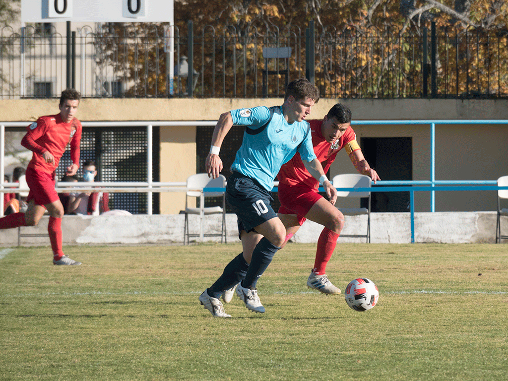 Dani Lázaro avanza con el balón controlado durante un partido del CD La Granja./ KAMARERO