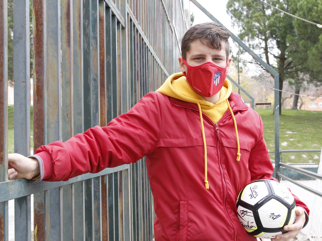 Dani Lázaro posa en la mañana de ayer en el parque del Reloj de Nueva Segovia, la zona de juegos de su infancia. / Nerea Llorente