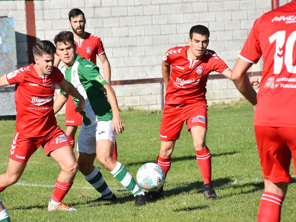 Imagen de un amistoso jugado por el Turégano CF. / E.A.