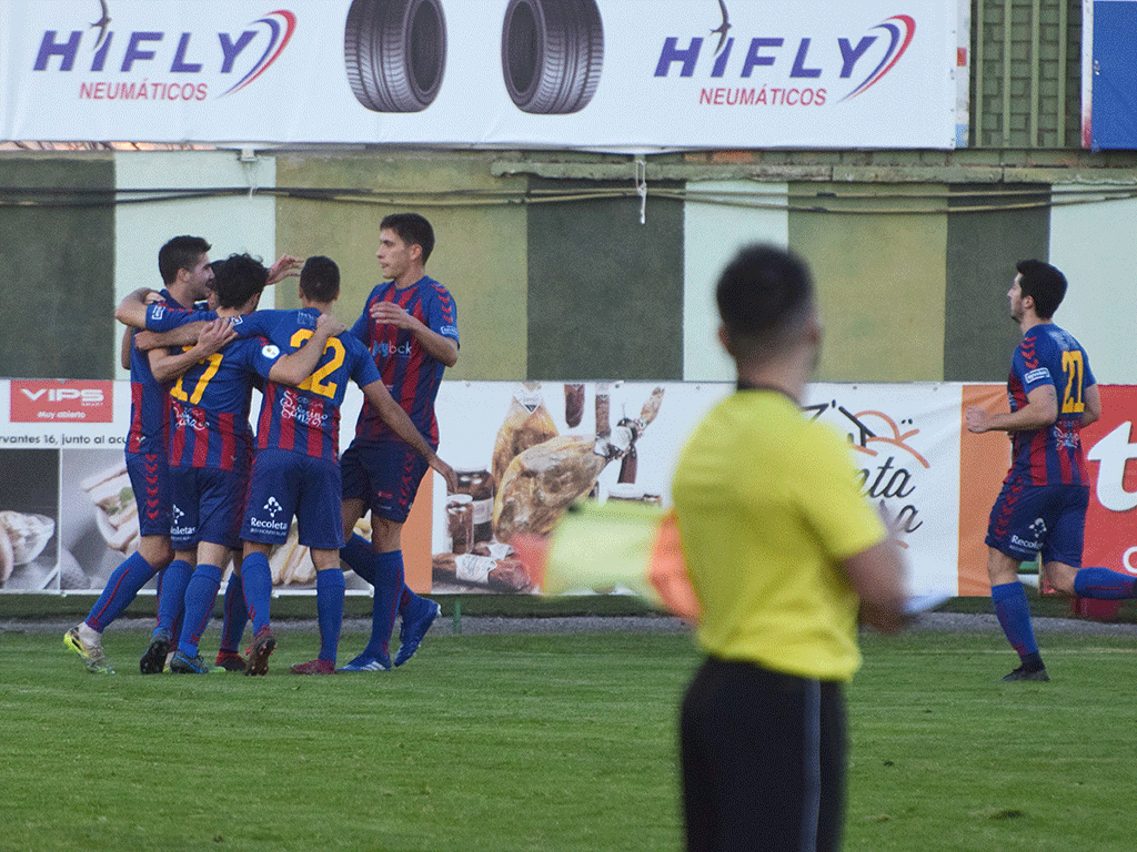 Los jugadores de la Segoviana celebran el segundo gol del partido, conseguido por Adeva. / ROCÍO PARDOS