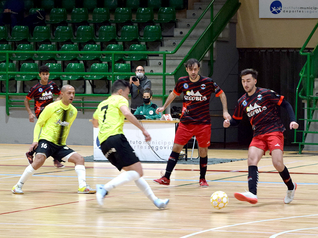 Julio envía el balón a un compañero durante el encuentro que el Segosala jugó ante el Guardo./ ROCÍO PARDOS