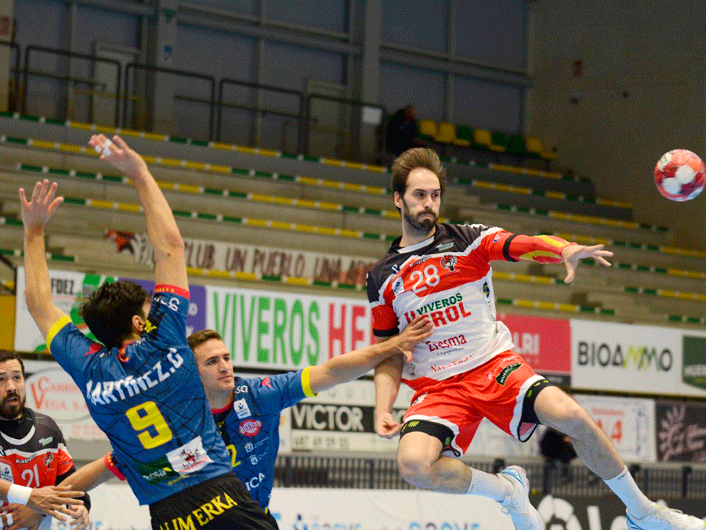 Jorge da Silva, extraordinariamente irregular en su rendimiento como el resto de sus compañeros, cede el balón en un ataque del Viveros Herol Nava./ AMADOR MARUGÁN