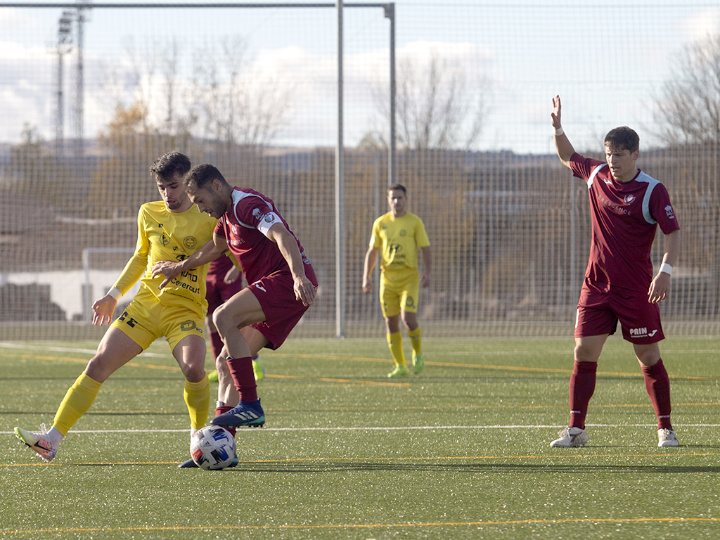 La Granja gana 329 días después 1 Un lance del duelo disputado en el campo del Sancti Spiritu entre Colegios Diocesanos y La Granja. / ISABEL GARCÍA