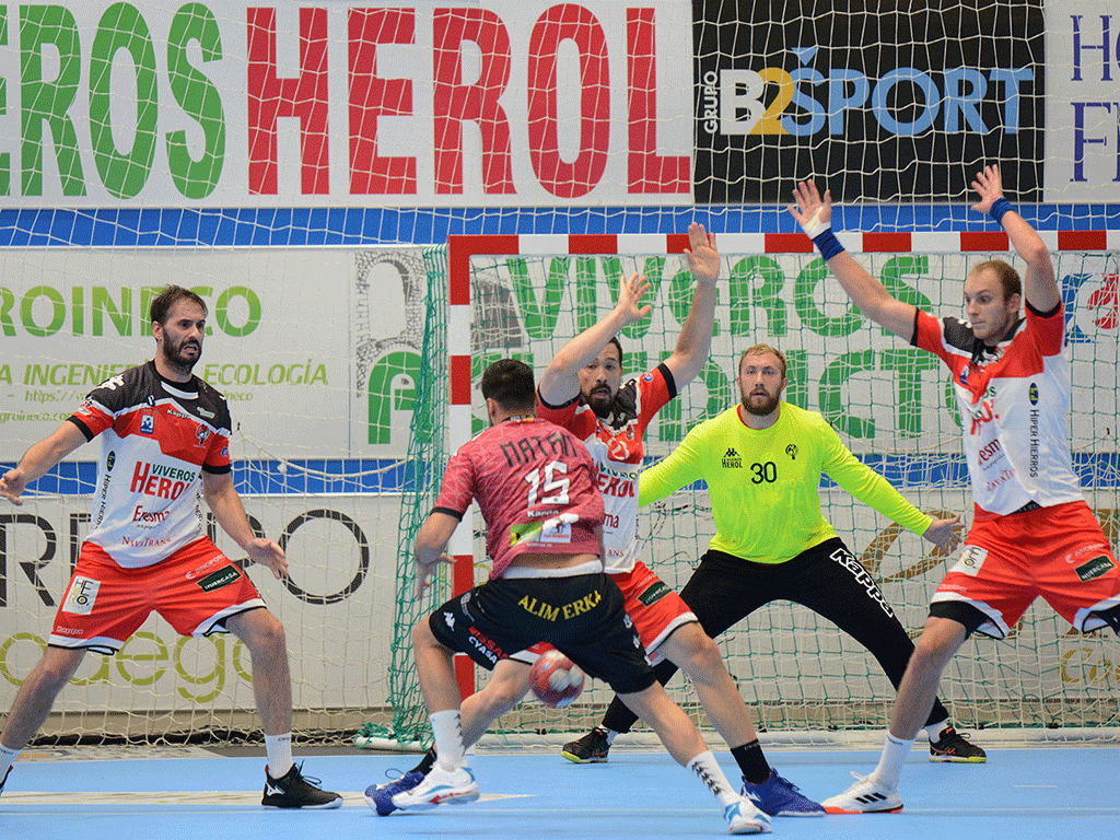Andrés Alonso y Lukas Simenas defienden una acción ofensiva de Natan Suárez en el último partido jugado por ambos equipos. / AMADOR MARUGÁN