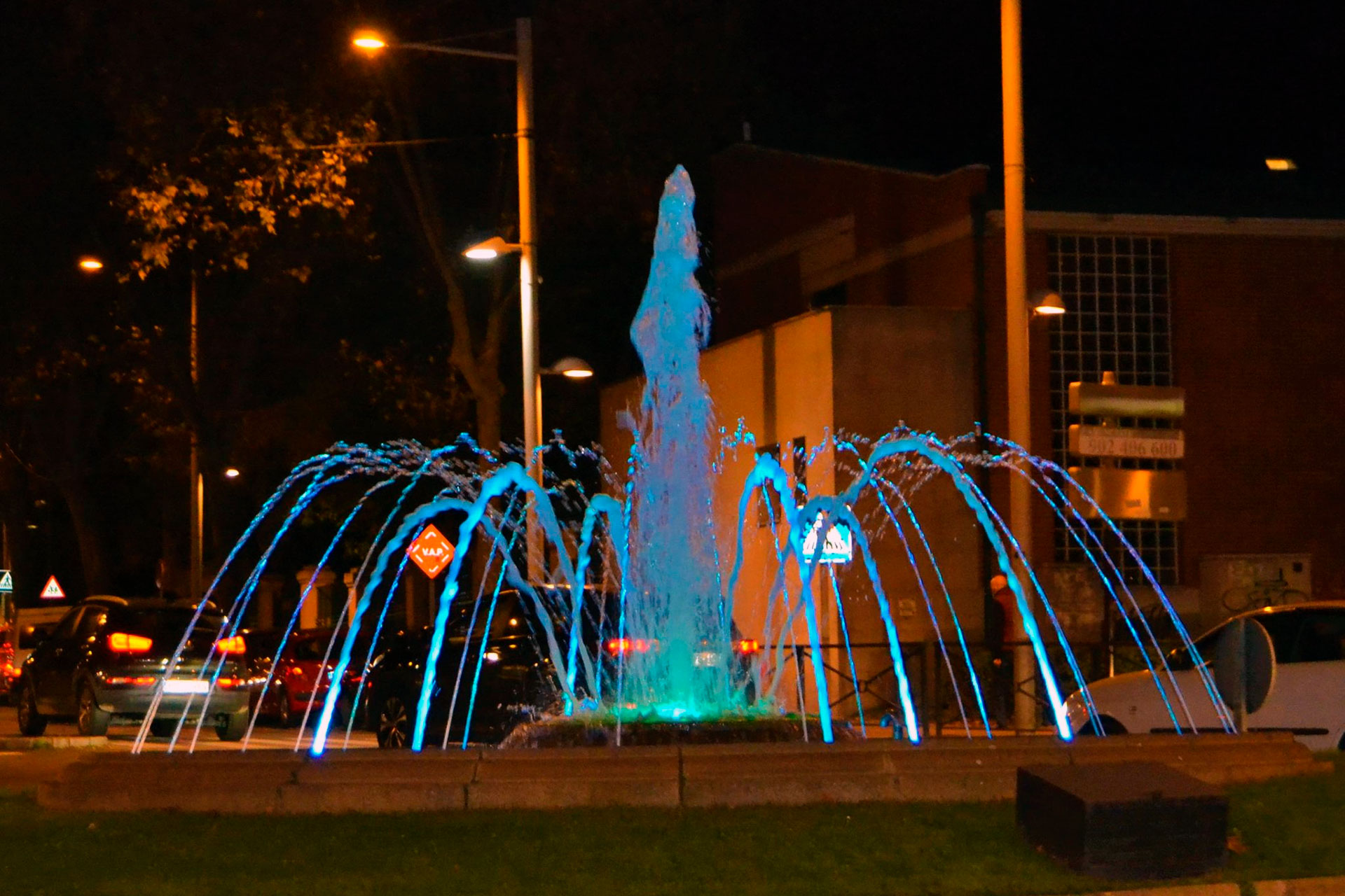 Fuente de Santo Tomás iluminada por el día de la neumonía. / EL ADELANTADO