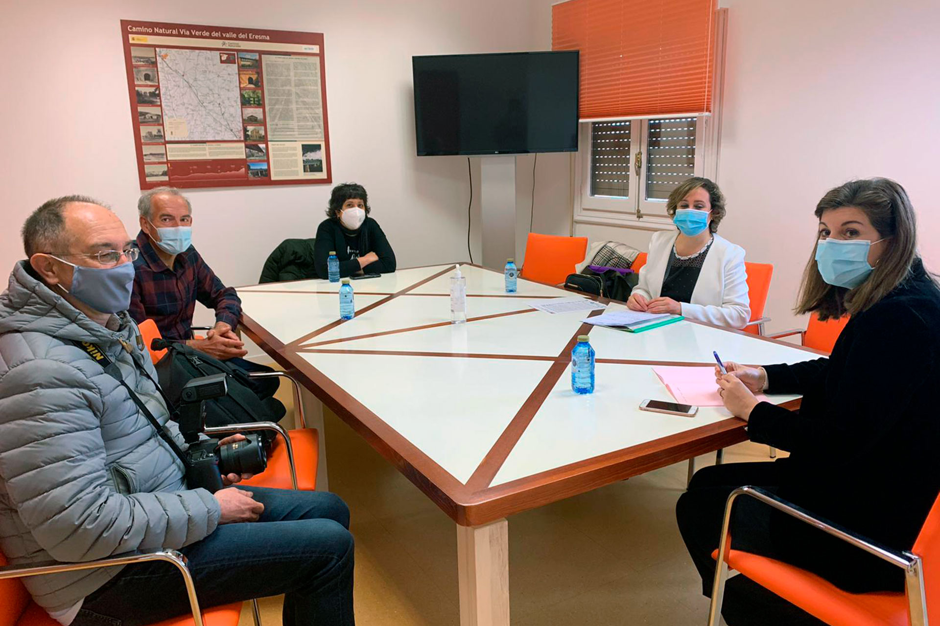 La Diputación expresa su apoyo a Diabetes Segovia 1 La diputada Azucena Suárez, en la reunión con los representantes. / EL ADELANTADO